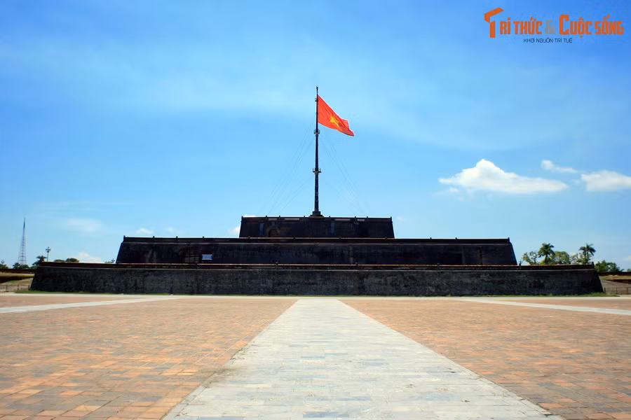Kể từ ngày đất nước hoàn toàn thống nhất cho đến nay, lá cờ đỏ sao vàng luôn kiêu hãnh tung bay trên đỉnh Kỳ đài Huế. Vào năm 2018, Trung tâm Bảo tồn Di tích cố đô Huế đã tiến hành phục hồi hai điếm canh trên Kỳ đài theo kiến trúc triều Nguyễn xưa.
