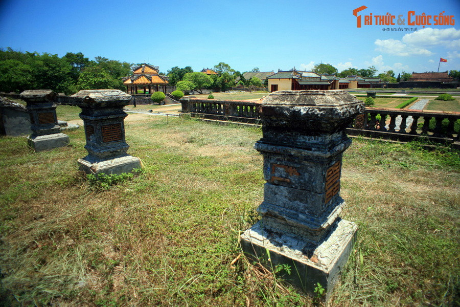 Điện Kiến Trung sau đó đã bị phá huỷ tháng 12/1946 trong chiến tranh, chỉ còn lại các dấu tích gồm nền điện, các bậc cấp và hàng lan can. Từ tháng 2/2019 đến tháng 2/2024, công trình đã được phục dựng toàn bộ.