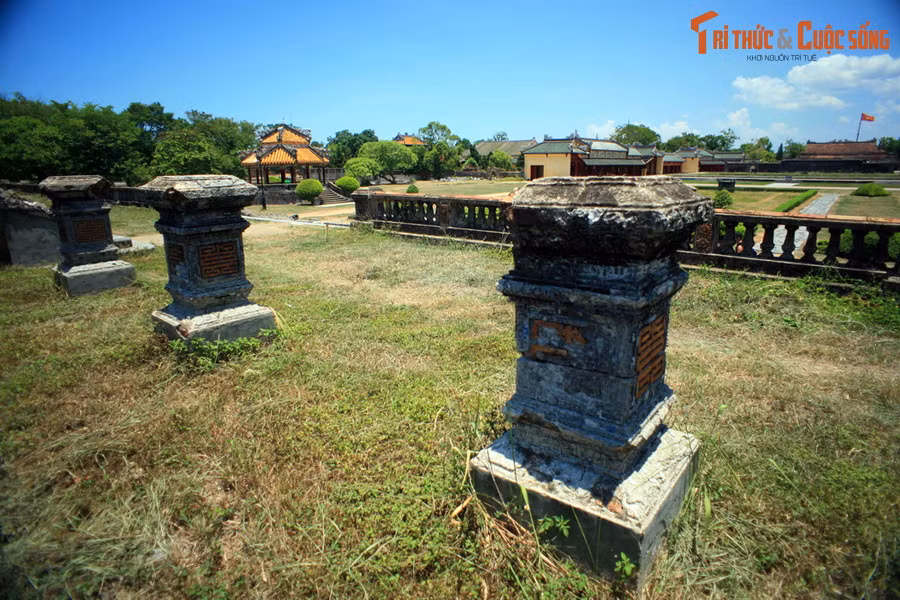 Điện Kiến Trung sau đó đã bị phá huỷ tháng 12/1946 trong chiến tranh, chỉ còn lại các dấu tích gồm nền điện, các bậc cấp và hàng lan can. Từ tháng 2/2019 đến tháng 2/2024, công trình đã được phục dựng toàn bộ.