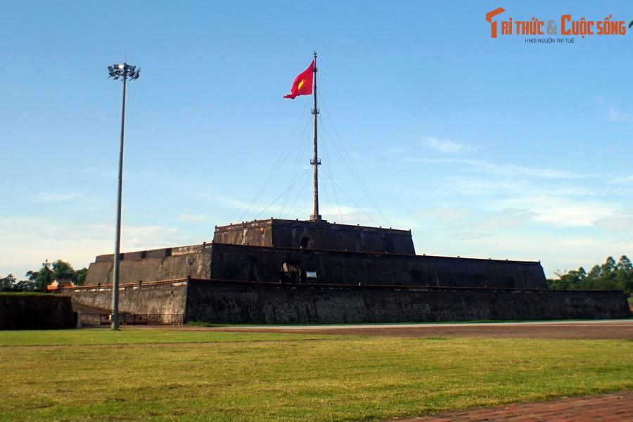 Ngày 30/8/1945, sau khi vua Bảo Đại thoái vị, lá cờ quẻ Ly của nhà Nguyễn từ từ hạ xuống trên Kỳ đài, và lá Cờ đỏ Sao vàng 5 cánh được kéo lên giữa những tiếng reo hò như sấm, 21 phát súng lệnh vang lên chào quốc kỳ mới của đất nước Việt Nam.