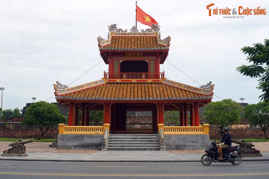 Vào ngày 25/8/1945, Chiếu thoái vị đã được đưa ra niêm yết tại Phu Văn Lâu. Đây là văn bản cuối cùng của triều đình nhà Nguyễn được niêm yết tại công trình lịch sử này.