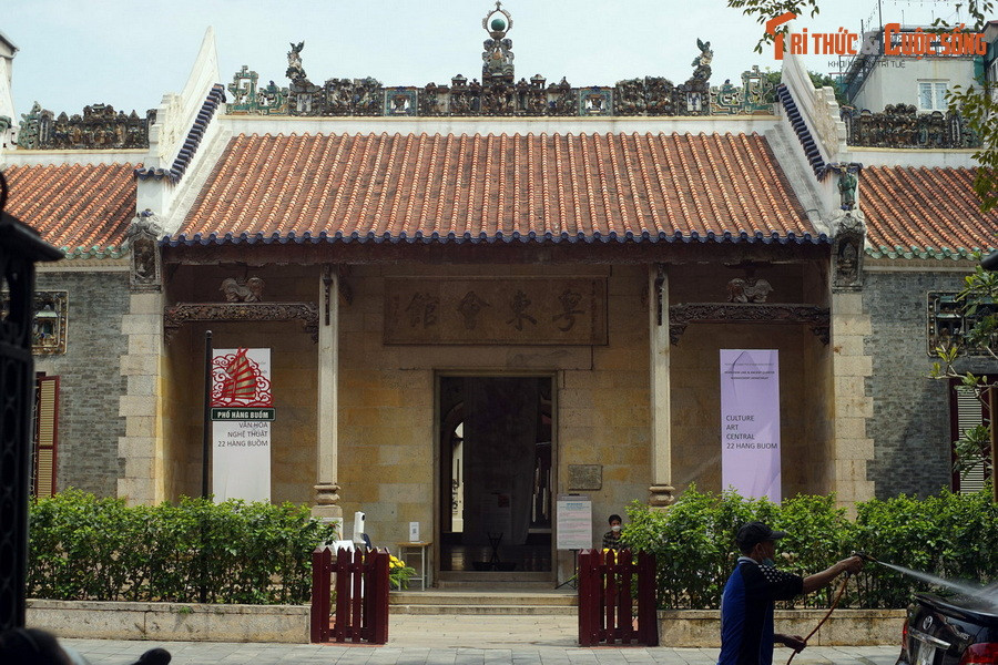 6. Nằm ở số 22 Hàng Buồm, hội quán Quảng Đông được hình thành bởi cộng đồng người gốc Quảng Đông (Trung Quốc) khoảng 400 năm trước. Theo dòng thời gian, cư dân người Hoa rời phố cổ Hà Nội, hội quán trở thành trường Mẫu giáo Tuổi Thơ.