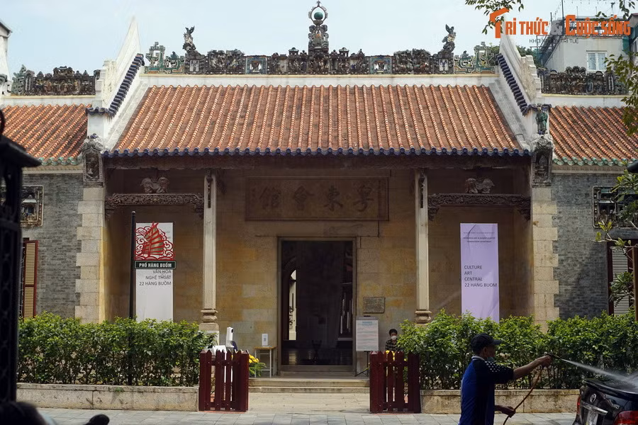 6. Nằm ở số 22 Hàng Buồm, hội quán Quảng Đông được hình thành bởi cộng đồng người gốc Quảng Đông (Trung Quốc) khoảng 400 năm trước. Theo dòng thời gian, cư dân người Hoa rời phố cổ Hà Nội, hội quán trở thành trường Mẫu giáo Tuổi Thơ.