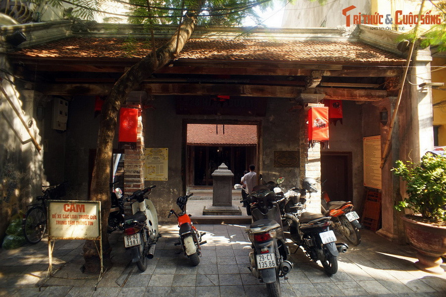 4. Nằm ở số 28 phố Hàng Buồm, đền Quan Đế được cộng đồng Hoa Kiều gốc Quảng Đông xây dựng vào năm 1819. Vào những năm 1990-2000, đền bị hư hại nhiều hạng mục do các hộ dân dùng làm nơi ở. Từ năm 2008 quá trình di dời dân cư và bảo tồn, tu bổ di tích được thực hiện.