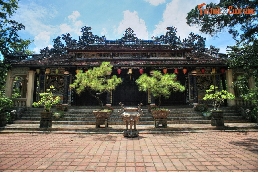 Mẹ ngài đã tuổi cao sức yếu và thường xuyên bị ốm nặng. Các thầy thuốc đến khám đều khuyên Tổ sư rằng nên bồi dưỡng mẹ bằng cá thịt thì bà mới có cơ may phục hồi thể trạng.