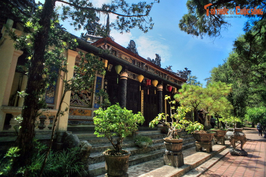 Vì vậy, hàng ngày Tổ sư Nhất Định chống thiền trượng xuống chợ Bến Ngự mua cá về nấu cháo nuôi mẹ. Người đời thấy vậy đã có lời đàm tiếu rằng vị hoà thượng ăn mặn là bất tịnh (không trong sạch), nhưng ngài không để tâm.