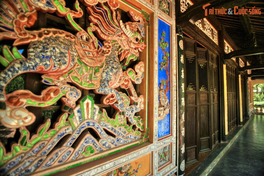 Sau khi xây dựng xong chùa, các quan tâu chuyện lên vua Tự Đức. Vua nhớ lại chuyện xưa, sắc tứ cho chùa danh hiệu “Từ Hiếu Tự”, lại cấp thêm 700 quan tiền để hoạt động của chùa được thuận lợi.