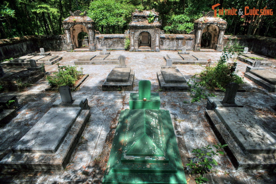 Sau khi Tổ sư Nhất Định viên tịch năm 1847, các môn đệ và thiện tín, trong đó có nhiều vị hoạn quan triều Nguyễn, cùng nhau chung sức quyên góp tiền của, làm mới ngôi chùa với nhiều công trình to lớn trang nghiêm.