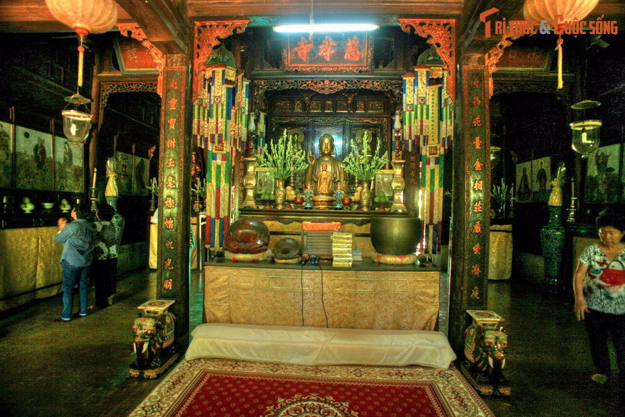 Họ vào tận nơi mới hay, sư nấu cá cho mẹ, còn mình thì tự ra vườn nhặt lấy những cọng rau khoai lang vàng úa đem vào luộc ăn. Vua Tự Đức nghe thế thì thông cảm cho sự hiếu thảo của sư Nhất Định, tạo điều kiện cho việc tu hành của ngài.