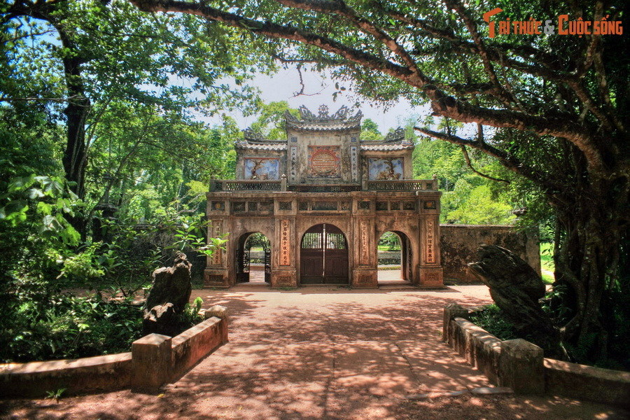 Tọa lạc ở phường Thủy Xuân, thành phố Huế, chùa Từ Hiếu là trong những ngôi cổ tự lớn của Cố đô Huế. Lịch sử của ngôi chùa này gắn liền với một câu chuyện khá đặc biệt về lòng hiếu thảo.