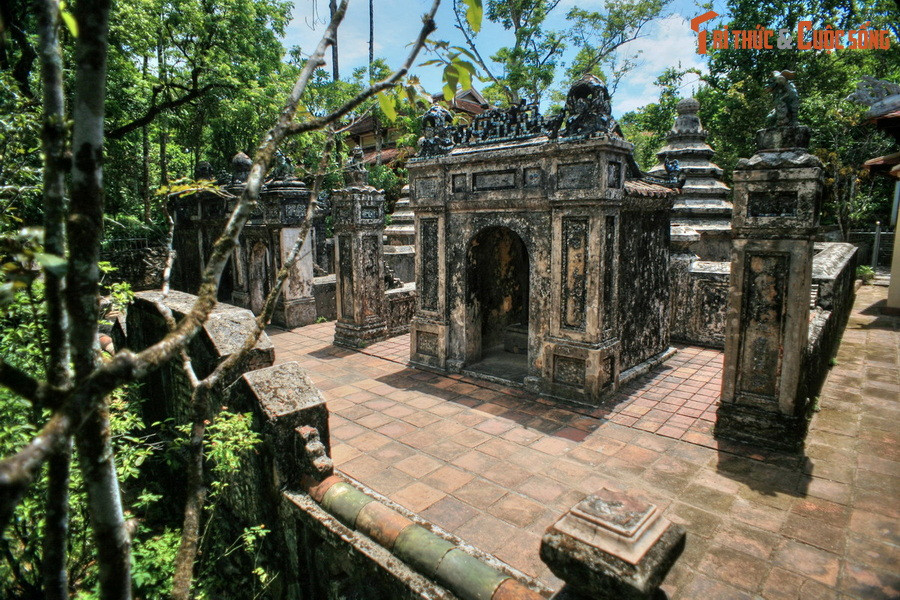 Tấm bia ghi lại quá trình xây dựng chùa giải thích tên chùa như sau: “Từ” là đức lớn của Phật, nếu không từ thì lấy gì tiếp độ tứ sanh cứu giúp vạn loại. “Hiếu” là đầu hạnh của Phật, nếu không hiếu thì lấy gì để đạt thông cõi nhiệm bao phủ đất trời.