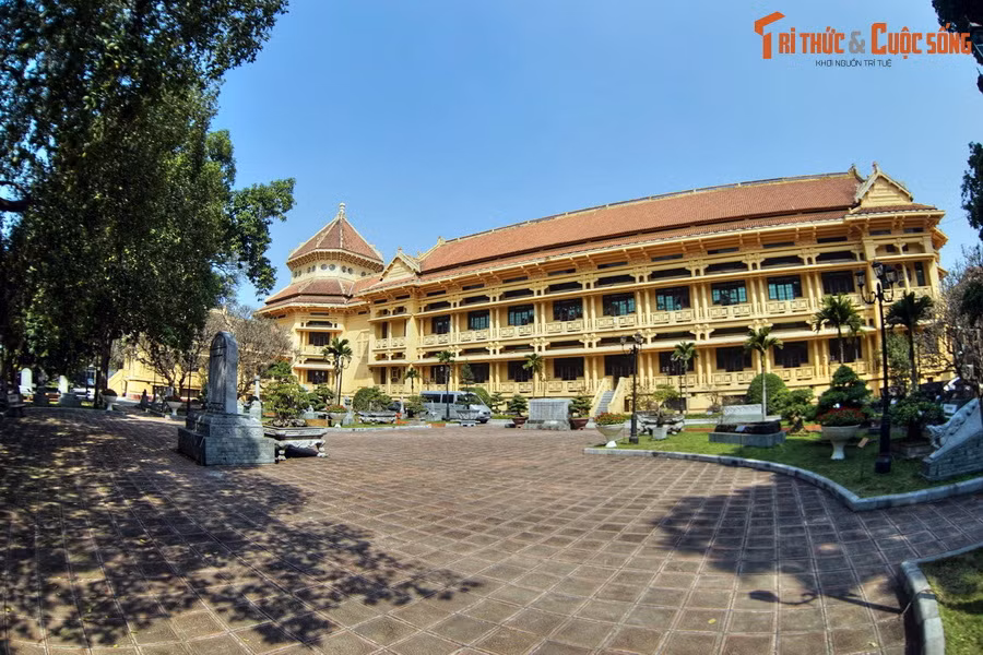 Tại tòa nhà Bảo tàng Lịch sử Quốc gia Việt Nam, dấu ấn của kiến trúc phương Tây dễ nhận ra qua những khối nhà lớn có hai tầng, kết nối với nhau thành một chỉnh thể bề thế.