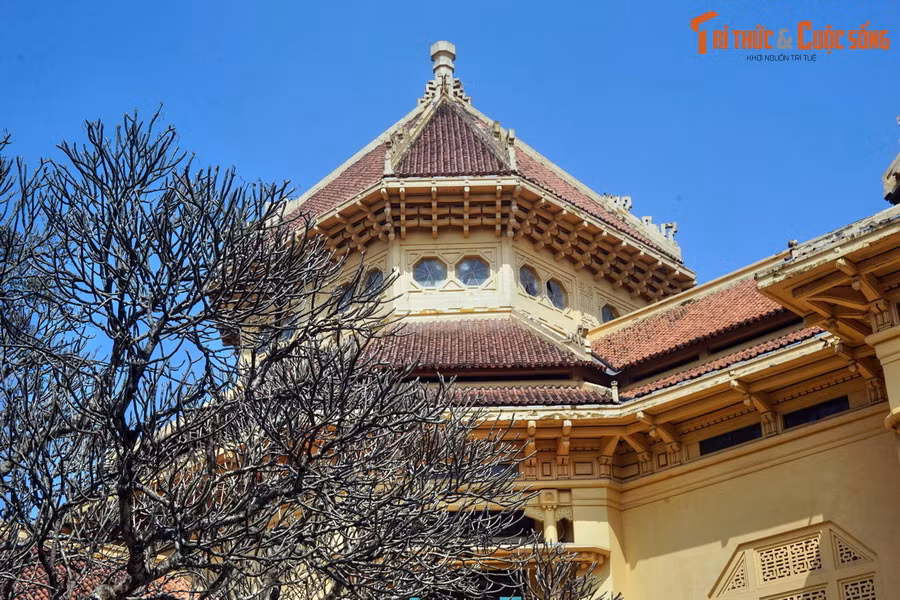 Trong khi đó, dấu ấn phương Đông được thể hiện qua từng chi tiết kiến trúc nhỏ như các họa tiết trang trí mái, cửa sổ, ban công… Sau nhiều thăng trầm của lịch sử, kiến trúc của Bảo tàng Lịch sử Quốc gia vẫn được bảo tồn nguyên vẹn.