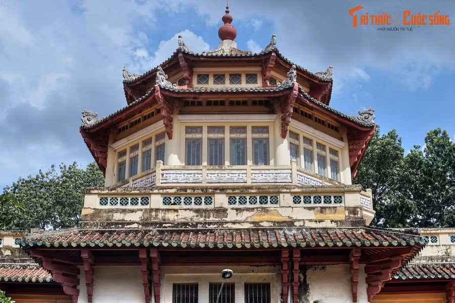 Điểm nhấn trong kiến trúc của tòa nhà bảo tàng là phần trung tâm có một khối bát giác, gợi nhớ quan niệm về bát quái của Kinh Dịch phương Đông. Trên khối bát giác là hai tầng mái lợp ngói ống, có gắn vật trang trí hình phụng, hình rồng cách điệu.