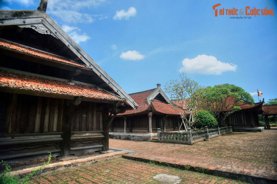 Hiện nay toàn bộ kiến trúc chùa còn lại 17 công trình gồm 128 gian, xây dựng theo kiểu “ tiền Phật – hậu Thánh”. Từ ngoài vào trong, chùa gồm một sân lát đá, tam quan ngoại, hồ sen, tam quan nội, điện thờ Phật, cuối cùng là đền thờ Thánh.