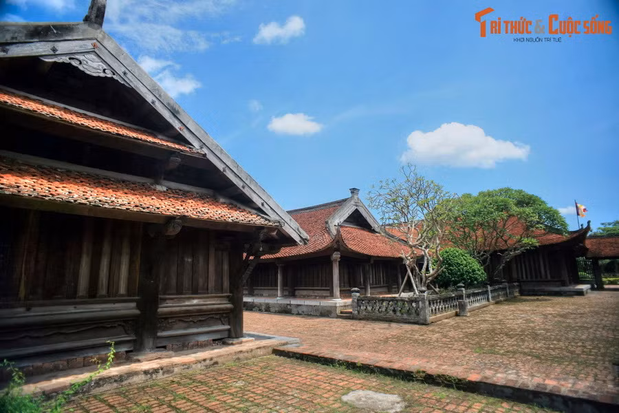 Hiện nay toàn bộ kiến trúc chùa còn lại 17 công trình gồm 128 gian, xây dựng theo kiểu “ tiền Phật – hậu Thánh”. Từ ngoài vào trong, chùa gồm một sân lát đá, tam quan ngoại, hồ sen, tam quan nội, điện thờ Phật, cuối cùng là đền thờ Thánh.