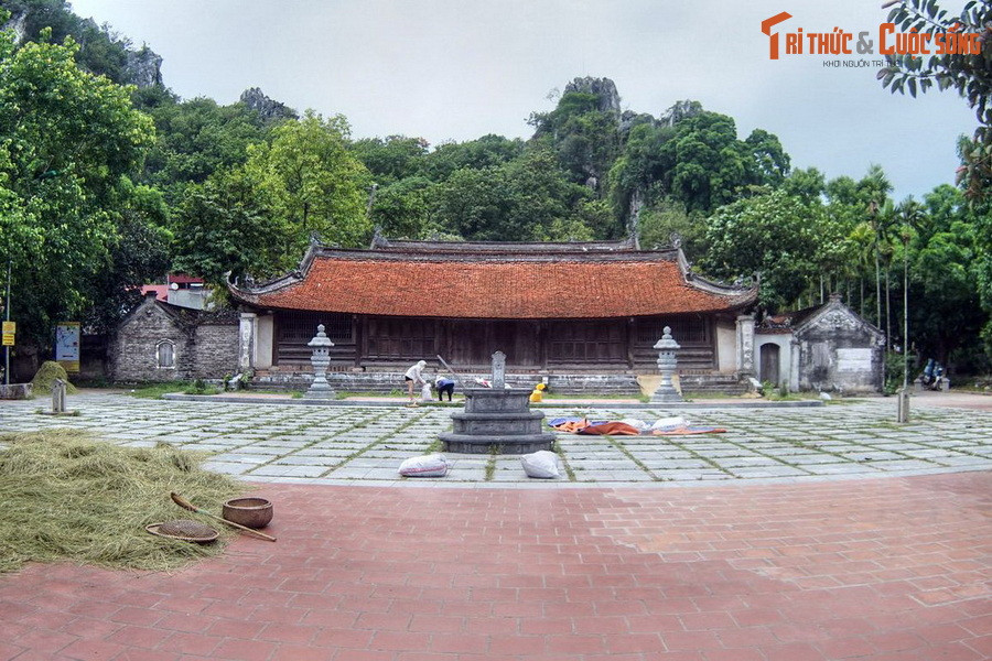 Phần chính của chùa Thầy nằm dưới chân núi Sài Sơn, được xây dựng theo lối kiến trúc “tiền Phật - hậu Thánh”, gồm ba tòa song song với nhau gọi là chùa Hạ, chùa Trung và chùa Thượng. Trong đó chùa Thượng nằm sau cùng, ở vị trí cao nhất, là nơi thờ Thánh.