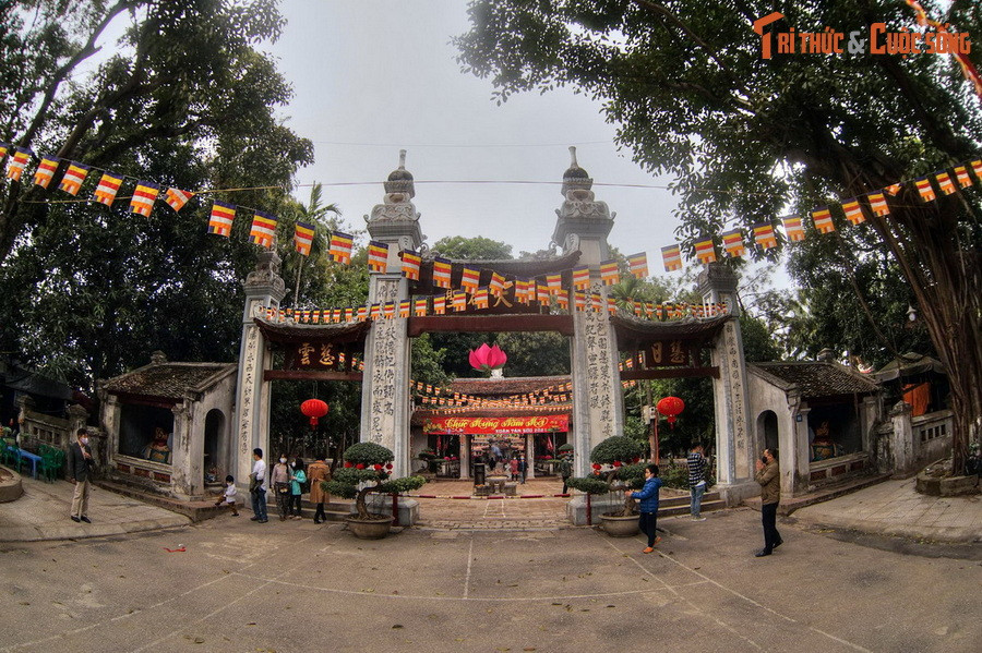 3. Nằm trên đất làng Láng xưa, nay là phố Chùa Láng, thuộc phường Láng Thượng, quận Đống Đa, chùa Láng hay Chiêu Thiền tự là một trong những ngôi chùa cổ đẹp và nổi tiếng nhất của thủ đô Hà Nội. Theo các sử liệu xưa, chùa được xây dựng từ thời vua Lý Anh Tông.