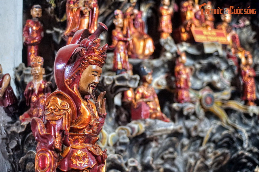 Tục thờ thiền sư Từ Đạo Hạnh ở chùa Láng cũng có nét khác biệt so với các chùa cùng hệ. Vào ngày hội chùa, dân làng Láng dâng cả rượu, thịt do quan niệm ngài Từ Đạo Hạnh vừa là sư vừa là Thánh. Thánh Láng cũng là một tên gọi dân gian của vị thiền sư lỗi lạc thời Lý.