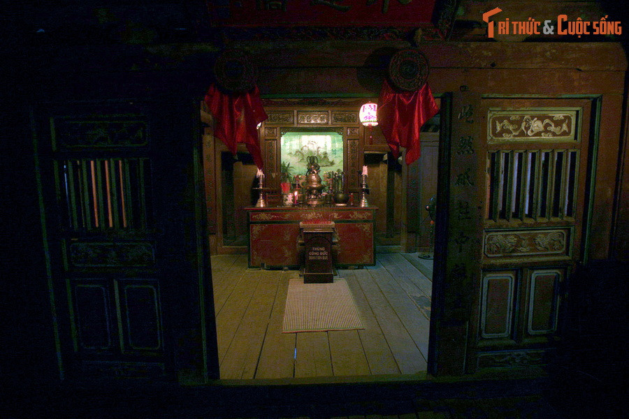 Tuy gọi là chùa nhưng Chùa Cầu không thờ Phật. Phần gian chính giữa thờ một tượng gỗ Bắc Đế Trấn Võ - vị thần bảo hộ xứ sở, ban niềm vui hạnh phúc cho con người, thể hiện khát vọng thiêng liêng mà con người muốn gửi gắm cùng trời đất nhằm cầu mong mọi điều tốt đẹp.