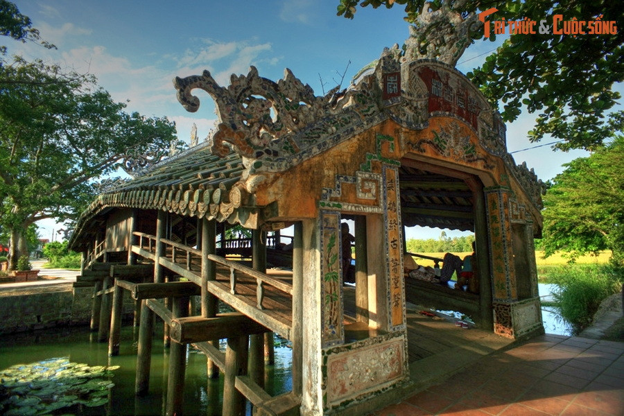 Cầu dài 16,85 mét và rộng 4,63 mét, được xây dựng theo lối “thượng gia hạ kiều” (trên nhà, dưới cầu) chia làm 7 gian. Phần cầu nằm trên hệ thống trụ đỡ có 3 hàng, mỗi hàng có 6 cột. Hai bên thân cầu có hai dãy bục gỗ và lan can để khách vãng lai nằm nghỉ hoặc ngồi tựa lưng.