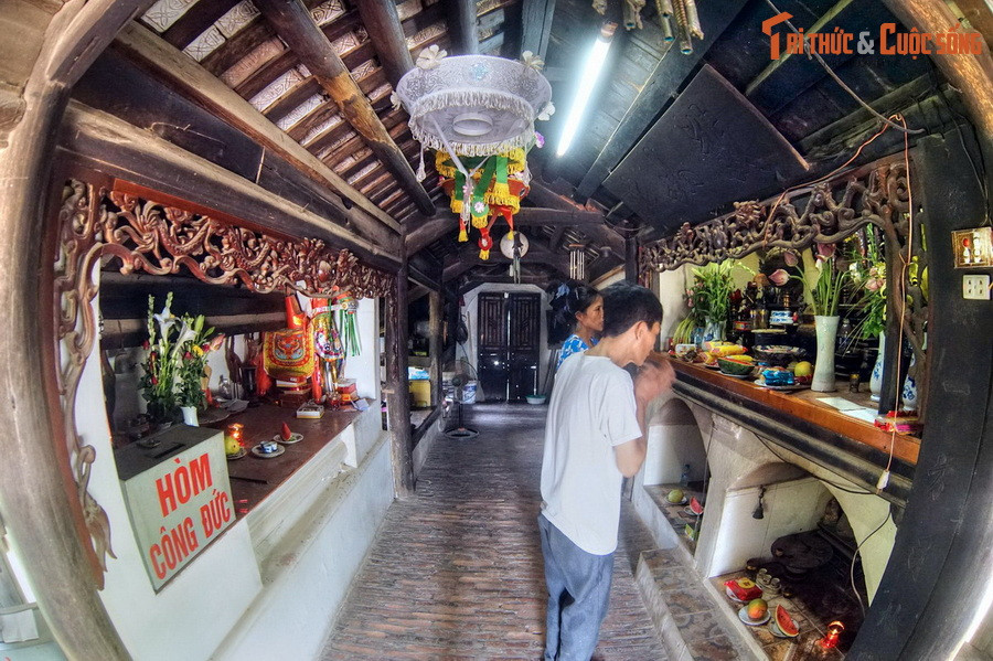 Hai bên sườn gian giữa cầu bịt kín làm bàn thờ Quan Thần Linh. Đây là một vị thần trong tín ngưỡng dân gian của người Việt, thường được thờ cùng Thổ Địa, Thổ Công, Định phúc Táo quân...