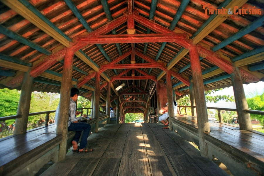 Trải qua hơn hai thế kỷ, cầu đã nhiều lần bị hư hại do hứng chịu thiên tai cũng như sự tàn phá của chiến tranh. Sau mỗi lần cầu hư hỏng, người dân địa phương lại đóng góp tiền bạc, công sức để tu sửa, giúp cầu giữ được nét kiến trúc từ thuở ban đầu.