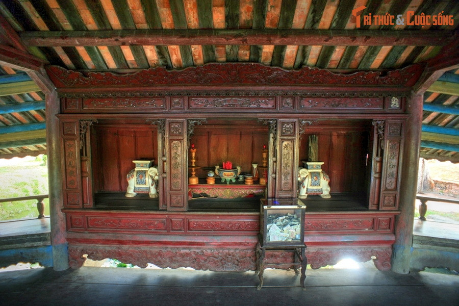 Gian giữa cầu được thiết kế rộng nhất và ở đó cũng là nơi đặt bàn thờ để thờ bà Trần Thị Đạo – người khai sinh ra cây cầu. Đây là địa điểm sinh hoạt tâm linh quan trọng của dân làng vào những dịp lễ, Tết.