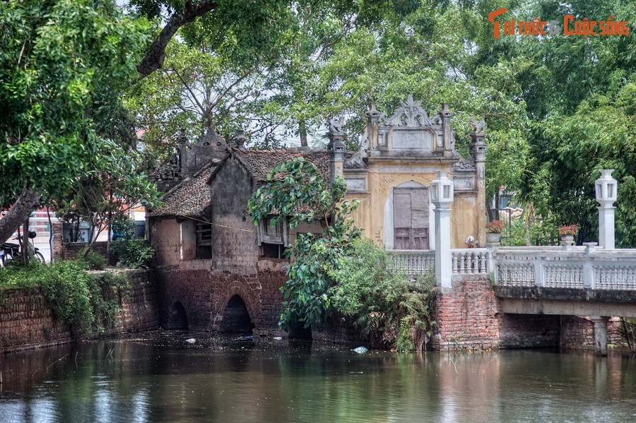 3. Nằm ở xã Thạch Xá, huyện Thạch Thất, Hà Nội, cầu Khum có tuổi đời nhiều thế kỷ, là một cầu ngói cổ mang kiến trúc độc đáo hiếm có của khu vực đồng bằng sông Hồng cũng như toàn Việt Nam.