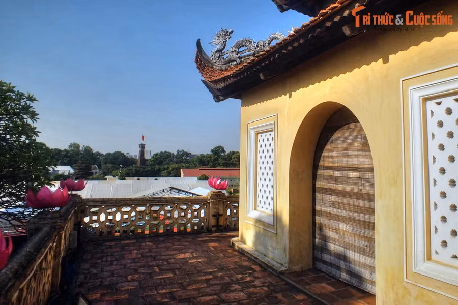 Đến 15 giờ ngày 10/10/1954, hàng vạn nhân dân Thủ đô Hà Nội đã có mặt tại sân Cột Cờ để cùng các chiến sĩ thuộc Đại đoàn 308 dự lễ chào cờ do Ủy ban Quân chính tổ chức.