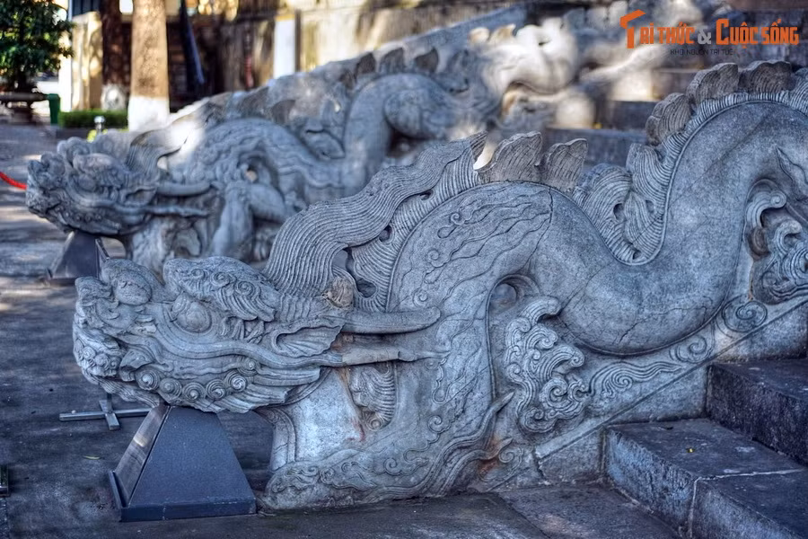 Đây là một quần thể công trình kiến trúc đồ sộ, được các triều vua xây dựng trong nhiều giai đoạn lịch sử và trở thành một trong những di tích quan trọng bậc nhất trong hệ thống di tích Việt Nam.