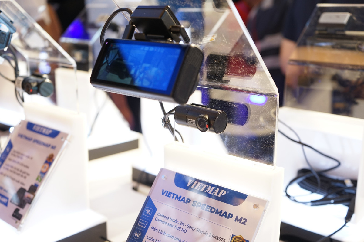 Nếu xảy ra va chạm lúc đỗ xe, camera sẽ tự động ghi lại hình ảnh và gửi thông báo qua ứng dụng Vietmap Live. Thông qua ứng dụng trên smartphone, chủ xe có thể theo dõi trực tiếp hình ảnh, vị trí đỗ, xem lại lộ trình và lịch sử di chuyển trước đó. Ảnh: Thanh Niên Online.