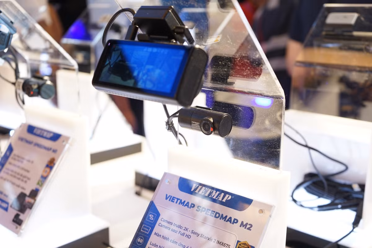 Nếu xảy ra va chạm lúc đỗ xe, camera sẽ tự động ghi lại hình ảnh và gửi thông báo qua ứng dụng Vietmap Live. Thông qua ứng dụng trên smartphone, chủ xe có thể theo dõi trực tiếp hình ảnh, vị trí đỗ, xem lại lộ trình và lịch sử di chuyển trước đó. Ảnh: Thanh Niên Online.