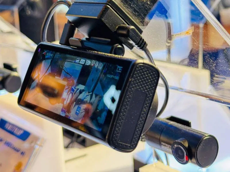 SpeedMap M2 có màn hình cảm ứng 4 inch, hiển thị hình ảnh và các cảnh báo giao thông, giới hạn tốc độ. Ảnh: AKauto.