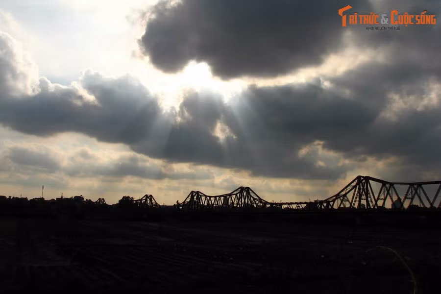 Hiệp định Geneve về đình chiến ở Đông Dương được ký kết ngày 20/7/1954. Theo các điều khoản Hiệp định, quân đội Pháp có 80 ngày để rút quân khỏi Hà Nội. Cầu Long Biên chính là nơi mà nội dung này được thực thi về mặt hình thức.