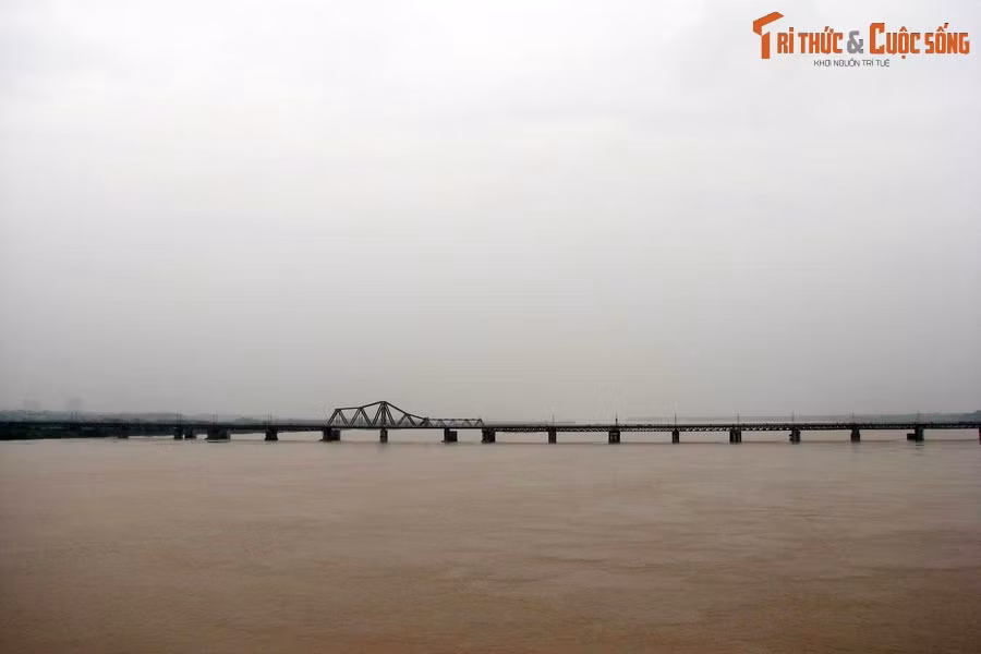 Bắc qua sông Hồng, nối liền khu nội đô lịch sử của Hà Nội với quận Long Biên, cầu Long Biên là một chứng nhân đặc biệt của cuộc Giải phóng thủ đô tháng 10/1954.