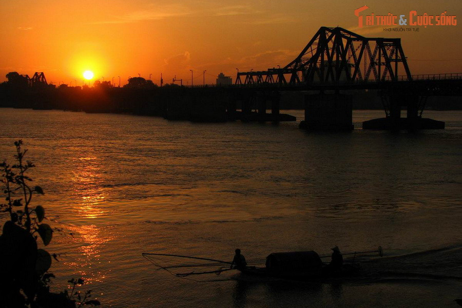 Tròn 70 năm trước, vào ngày 9/10/1954, lính Pháp đã rút khỏi Hà Nội qua cầu Long Biên. Họ qua ngả Bắc Ninh để đi Hải Phòng trước khi được đưa về Pháp bằng tàu biển.