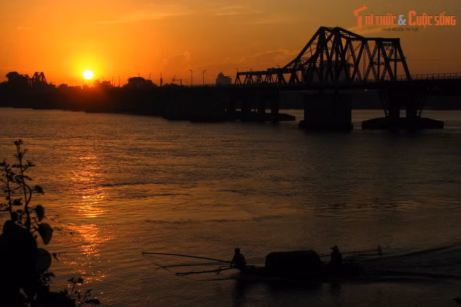 Tròn 70 năm trước, vào ngày 9/10/1954, lính Pháp đã rút khỏi Hà Nội qua cầu Long Biên. Họ qua ngả Bắc Ninh để đi Hải Phòng trước khi được đưa về Pháp bằng tàu biển.