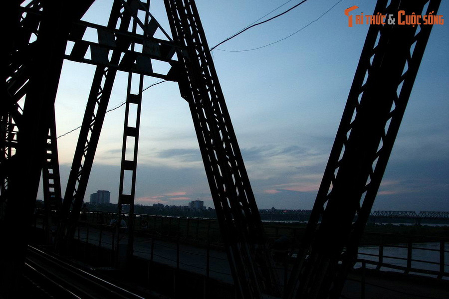 “Một sự kiện mà chúng ta ít nhớ tới, trong khi quân Pháp rút ra khỏi Hà Nội trên cầu Long Biên, có một người Pháp khác đi về phía ngược lại, đó là ông Jean Sainteny”.