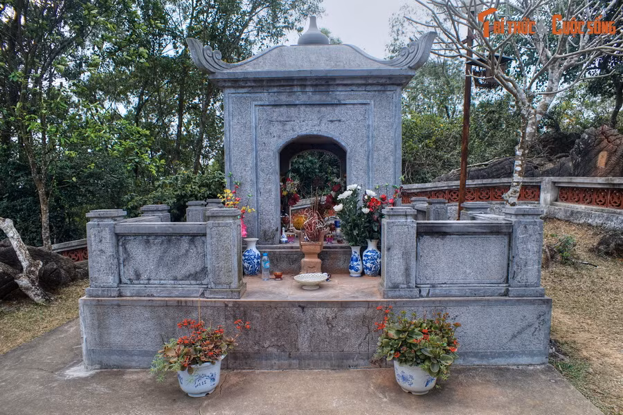 Mộ phần Bà Triệu được xây vuông bốn mặt, có kích thước 1,5 mét x 4 mét, chiều cao 2,3 mét, cao hơn 0,5 mét so với nền.