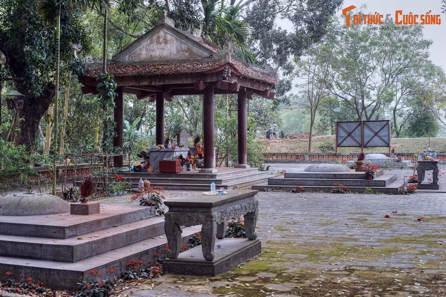 Ba ngôi mộ của anh em họ Lý người làng Bồ Điền - tuỳ tướng đã sát cánh cùng bà Triệu - nằm dưới chân núi Tùng, nằm cạnh lối lên lăng mộ Bà Triệu.