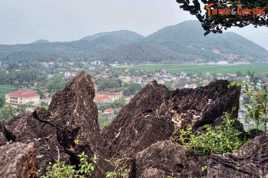 Tại đỉnh ngọn núi này, Bà quỳ xuống vái trời đất và thốt lên “Sinh vi tướng, tử vi thần” (sống làm tướng, chết làm thần) rồi rút gươm tuẫn tiết vào ngày 22 tháng 2 năm Mậu Thìn - 248.