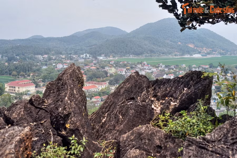 Tại đỉnh ngọn núi này, Bà quỳ xuống vái trời đất và thốt lên “Sinh vi tướng, tử vi thần” (sống làm tướng, chết làm thần) rồi rút gươm tuẫn tiết vào ngày 22 tháng 2 năm Mậu Thìn - 248.