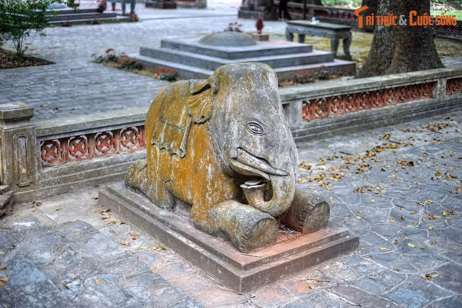 Cảm động trước tấm lòng trung của ba ông tướng họ Lý, về sau người dân địa phương đã đắp mộ, hương khói phụng thờ cho các ngài.