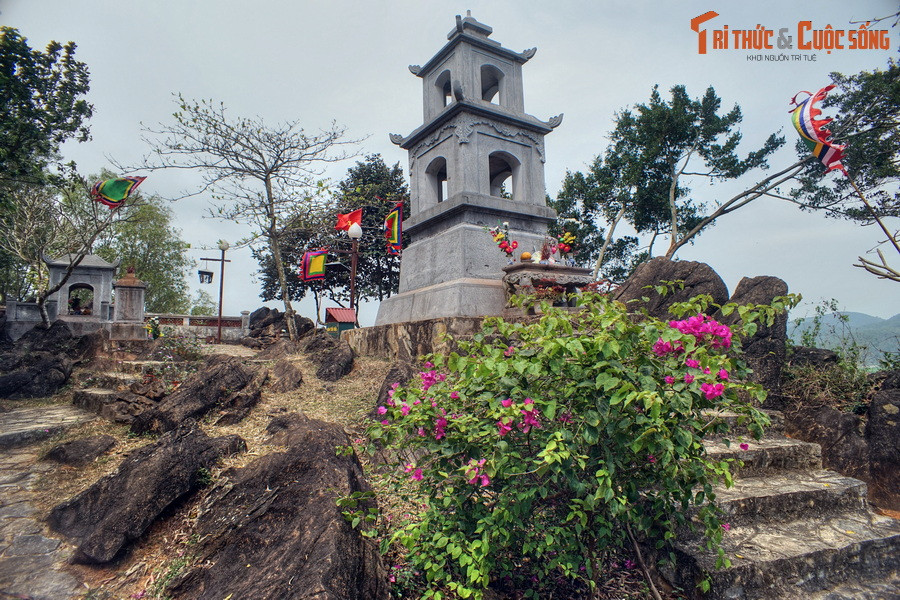 Công trình đầu tiên của lăng mộ Bà Triệu là tháp lăng, một ngọn tháp đá hai tầng có chiều cao 5,8 mét, bên trong đặt bát hương. Đây là nơi thờ chung của Vua Bà và các quan tướng.