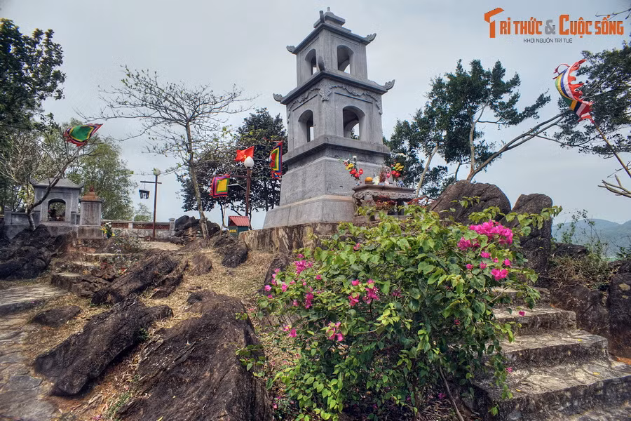 Công trình đầu tiên của lăng mộ Bà Triệu là tháp lăng, một ngọn tháp đá hai tầng có chiều cao 5,8 mét, bên trong đặt bát hương. Đây là nơi thờ chung của Vua Bà và các quan tướng.