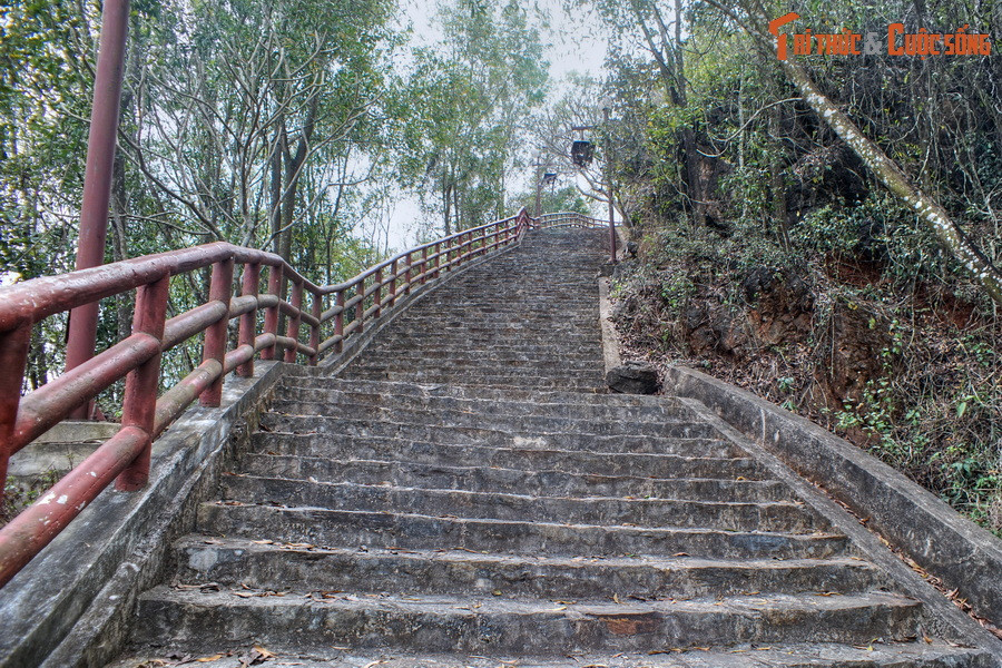 Ngày nay, mộ Bà Triệu và ba tướng quân họ Lý đã trở thành những di tích gắn với núi Tùng. Trong đó, mộ của vị Vua Bà nằm trên đỉnh núi. Để lên khu mộ, du khách sẽ vượt qua 312 bậc đá.