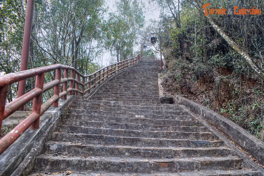 Ngày nay, mộ Bà Triệu và ba tướng quân họ Lý đã trở thành những di tích gắn với núi Tùng. Trong đó, mộ của vị Vua Bà nằm trên đỉnh núi. Để lên khu mộ, du khách sẽ vượt qua 312 bậc đá.