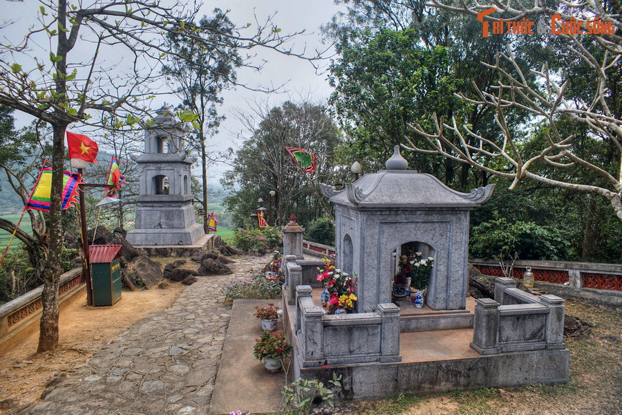 Thương xót trước sự ra đi của nữ chủ tướng, thuộc cấp trung thành của Bà Triệu là ba anh em tướng quân họ Lý ở đất Bồ Điền đã tìm kiếm thi hài của Vua Bà và đắp mộ để Bà an nghỉ thiên thu.