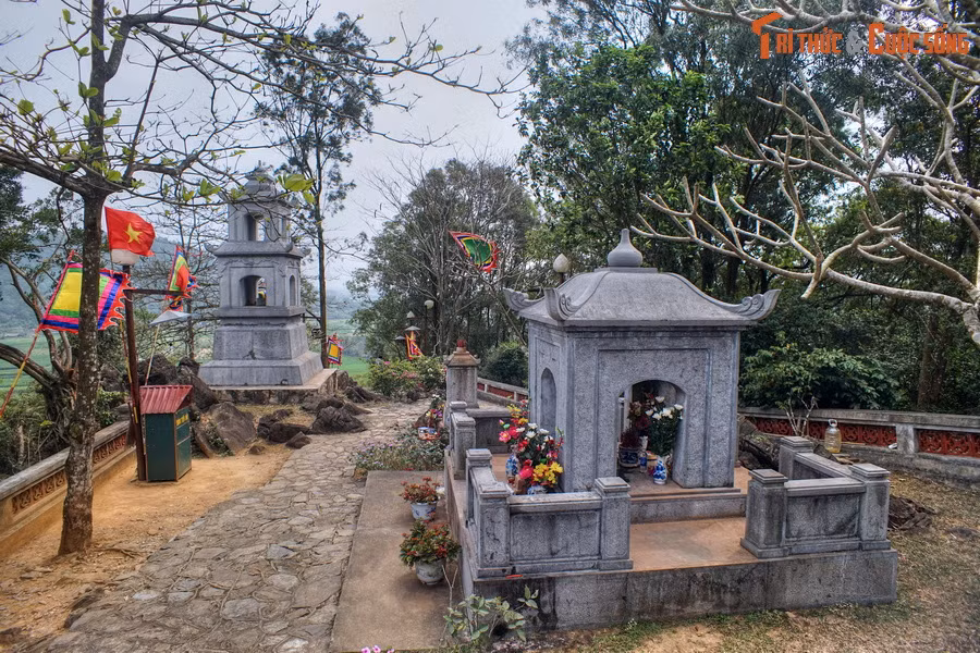 Thương xót trước sự ra đi của nữ chủ tướng, thuộc cấp trung thành của Bà Triệu là ba anh em tướng quân họ Lý ở đất Bồ Điền đã tìm kiếm thi hài của Vua Bà và đắp mộ để Bà an nghỉ thiên thu.